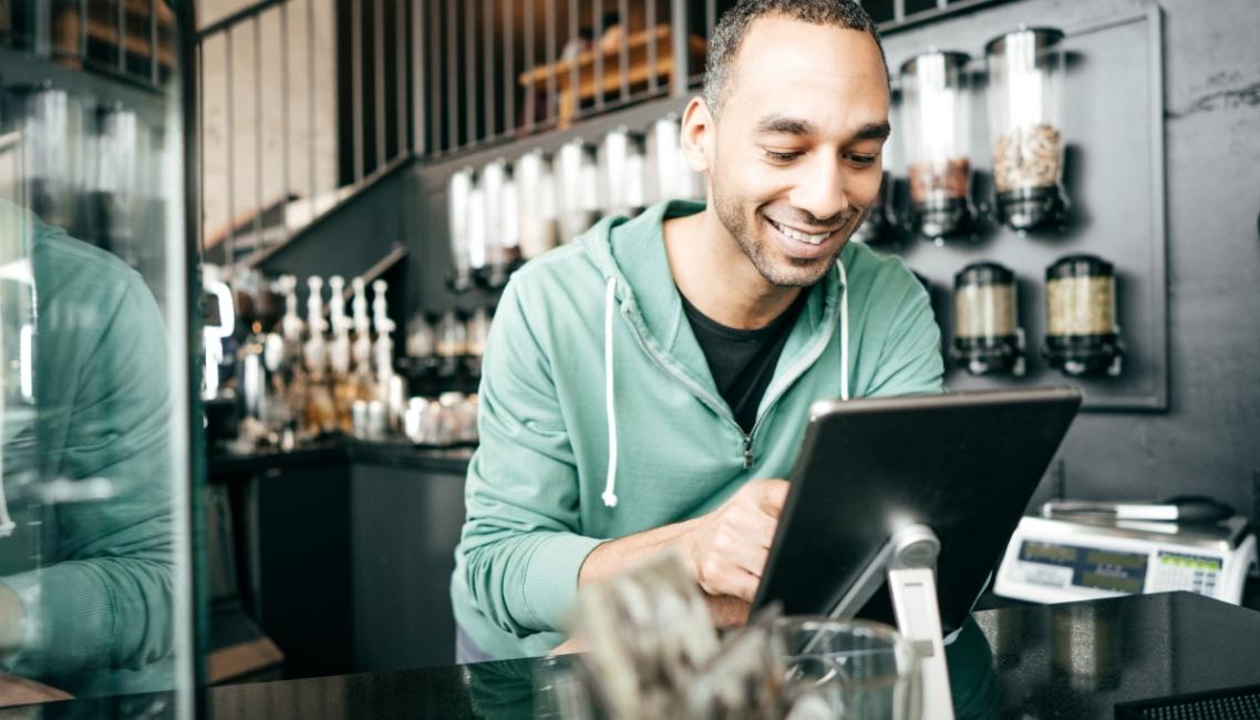 Cómo mejorar la CX en el sector retail con chatbots eficientes