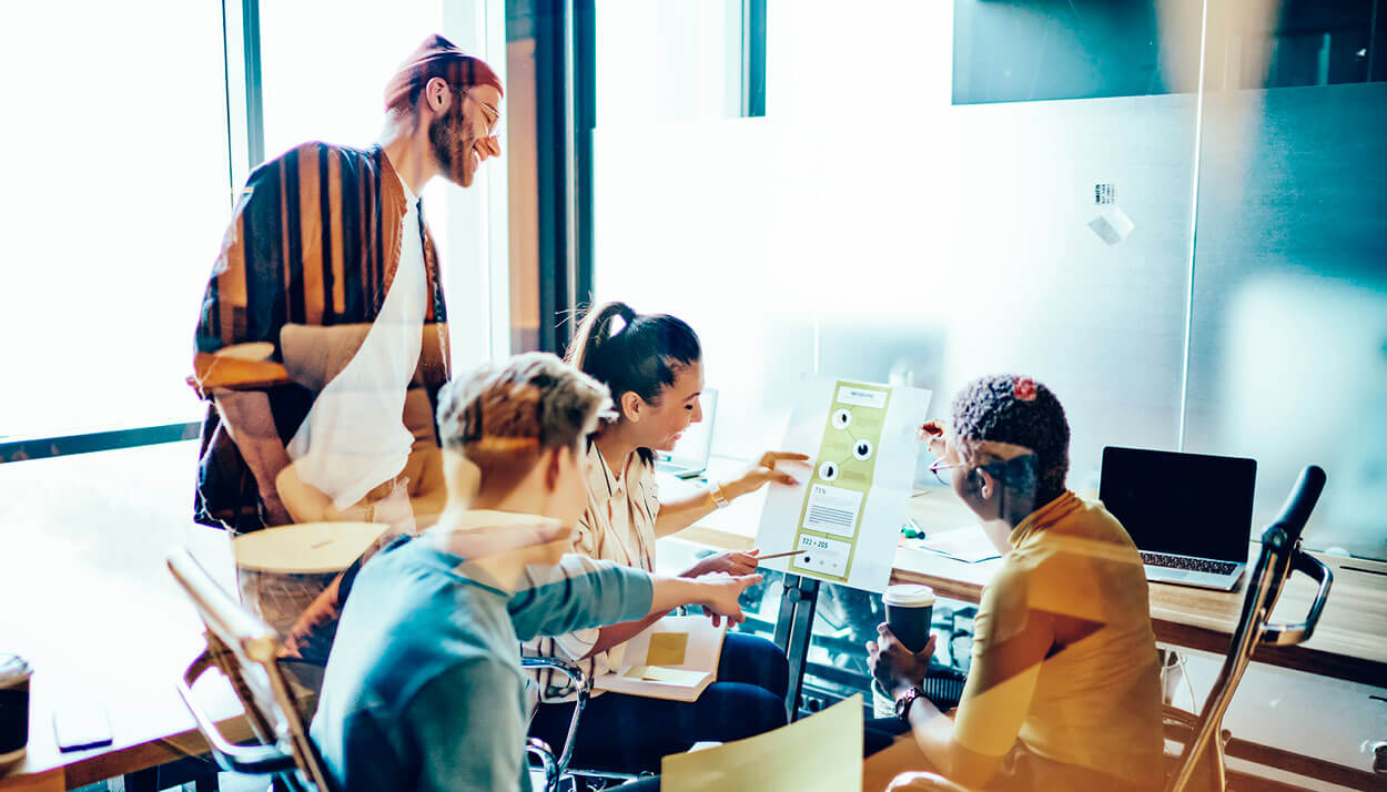 Comienza contratando a personas que muestren humanidad en el trabajo