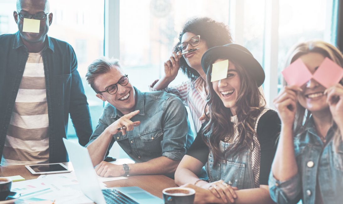 Cómo el humor motiva la cultura y la creatividad en el trabajo