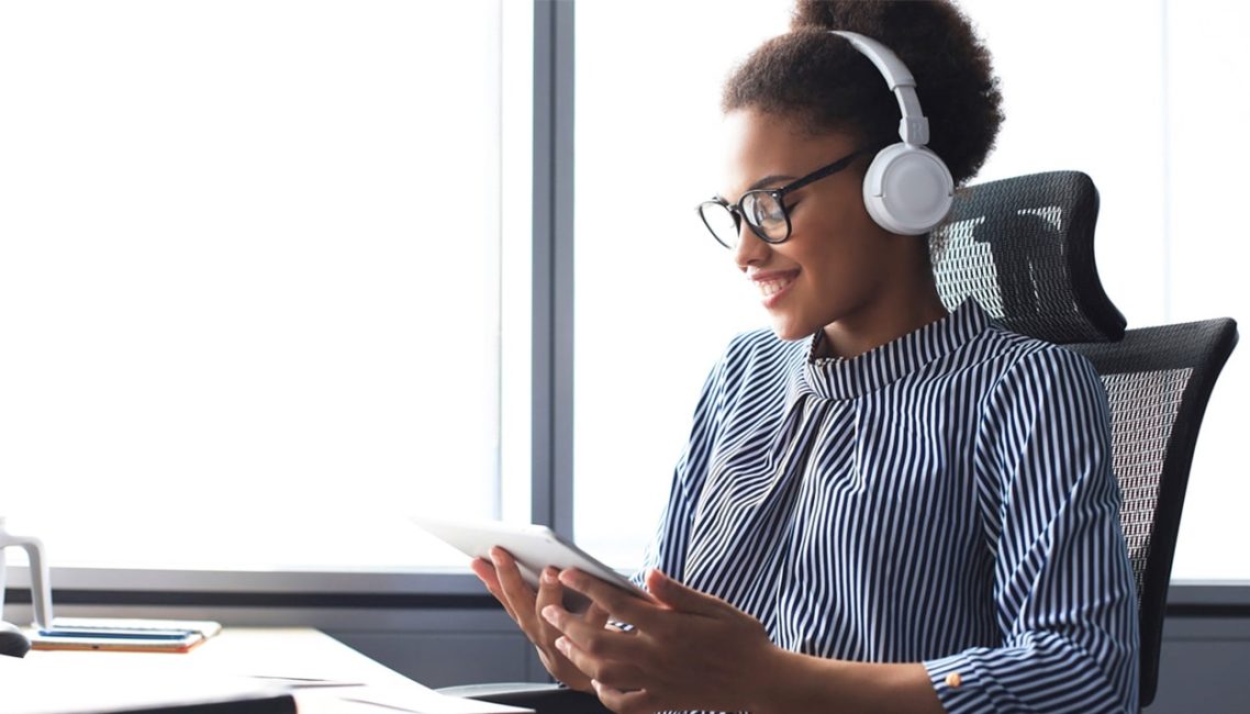 Cómo la música y los efectos de sonido pueden mejorar la Experiencia de Cliente